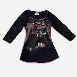 STRND Y2K Black Graphic Lace Sleeve Tunic
